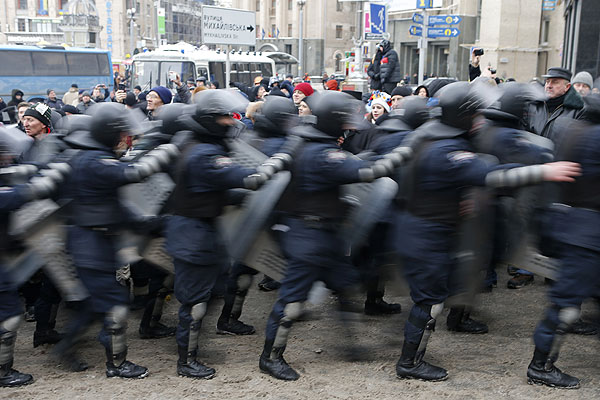 Около тысячи бойцов милицейского спецназа, которые ограничивали проход митингующих по площади, отступили за свои автобусы. После этого автобусы с беркутовцами отъехали от здания столичного муниципалитета. Протестующие встретили отступление "Беркута" радостными возгласами "Домой, домой!".