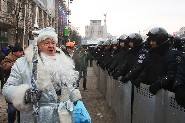 На киевском Майдане появился мужчина, одетый в костюм Деда Мороза.