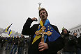Участники акции в поддержку евроинтеграции Украины на площади Независимости.