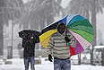 Городской муниципалитет призвал водителей воздержаться от поездок на автомобилях до окончания стихии. По данным метеорологического центра, в Иерусалиме выпало от 30 до 50 сантиметров снега.