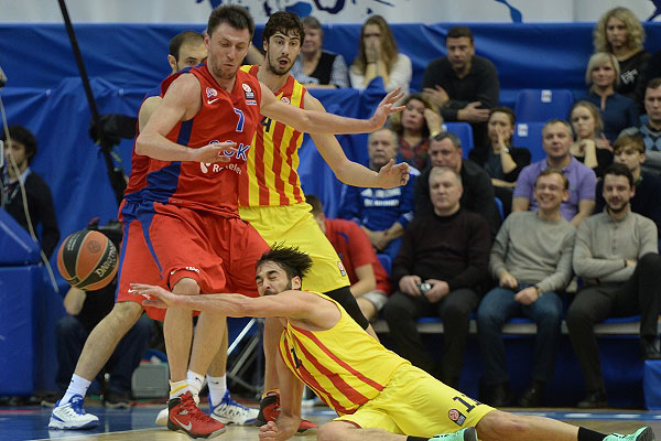 Игрок ЦСКА Виталий Фридзон (слева) и игрок "Барселоны" Хуан Карлос Наварро в матче группового этапа баскетбольной Евролиги между ПБК ЦСКА (Россия, Москва) и БК "Барселона" (Испания, Барселона).