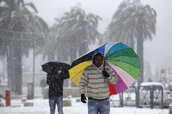 Городской муниципалитет призвал водителей воздержаться от поездок на автомобилях до окончания стихии. По данным метеорологического центра, в Иерусалиме выпало от 30 до 50 сантиметров снега.