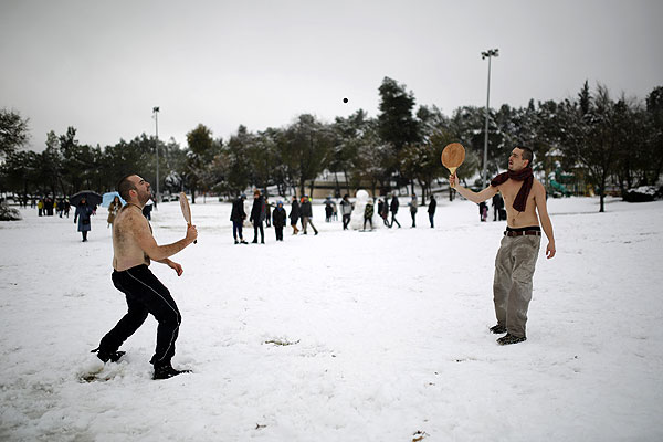 Многие дороги на время снежного шторма закрыты. Городской муниципалитет призвал водителей воздержаться от поездок на автомобилях до окончания стихии. По данным метеорологического центра, в Иерусалиме выпало от 30 до 50 сантиметров снега.