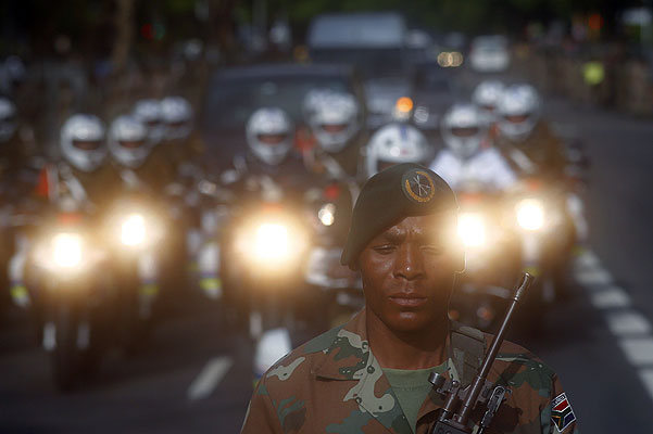 Участник похоронной процессии в день погребения Нельсона Манделы.
