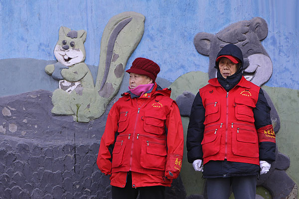 Пара китайских дружинников патрулирует улицы Пекина.