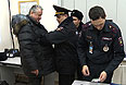 Бывший заместитель губернатора Челябинской области Андрей Третьяков (слева), избивший бортпроводника на борту летевшего из Красноярска в Москву Boeing-737 авиакомпании "Глобус", в отделении полиции Новосибирска.