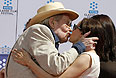 Питер О&#39;Тул целует актрису Роуз МакГован.