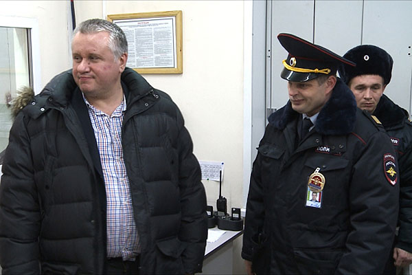 Бывший заместитель губернатора Челябинской области Андрей Третьяков (слева), избивший бортпроводника на борту летевшего из Красноярска в Москву Boeing-737 авиакомпании "Глобус", в отделении полиции Новосибирска.