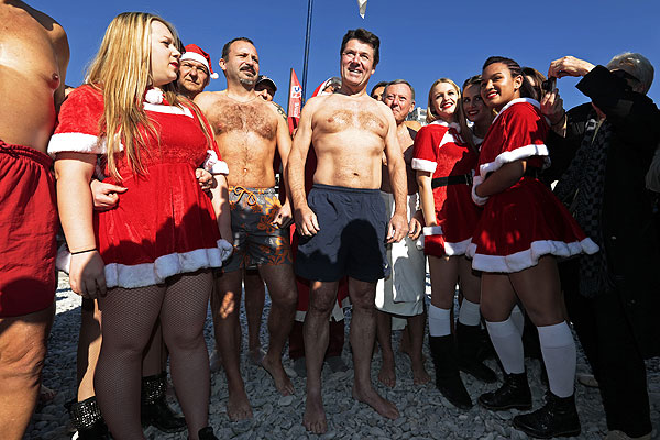 Мэр Ниццы Кристиан Эстрози принял участие в традиционном рождественском заплыве. Температура воды в этот день составила 16 градусов по Цельсию.