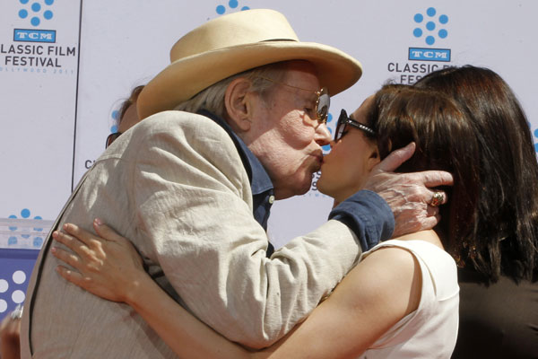 Питер О&#39;Тул целует актрису Роуз МакГован.