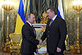 Президент России Владимир Путин (слева) и президент Украины Виктор Янукович во время встречи в Кремле.