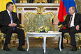 Президент России Владимир Путин (справа) и президент Украины Виктор Янукович во время встречи в Кремле.