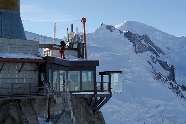 Помимо трассы вершина известна еще и тем, что к ней протянута одна из самых длинный канатных дорог с перепадом высоты более двух километров.