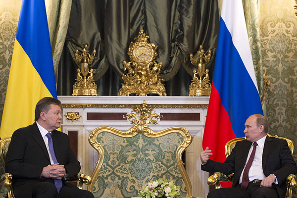 Президент России Владимир Путин (справа) и президент Украины Виктор Янукович во время встречи в Кремле.