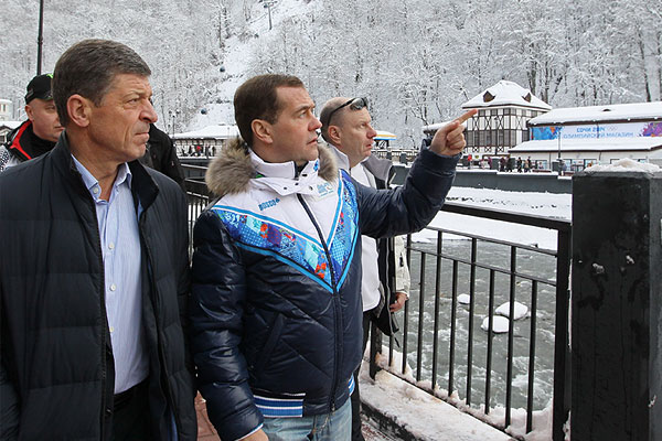 Председатель правительства РФ Дмитрий Медведев (в центре) во время посещения горнолыжного курорта "Роза Хутор" в Сочи. Слева - заместитель председателя правительства РФ Дмитрий Козак, справа - владелец и президент управляющей компании "Интеррос" Владимир Потанин.
