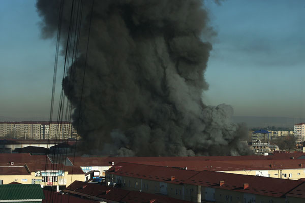 Спасателям удалось локализовать возгорание на рынке "Беркат" в Грозном (Чеченская республика).