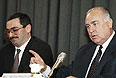 Премьер-министр РФ Виктор Черномырдин и президент компании ЮКСИ Михаил Ходорковский (в центре) на церемонии подписания меморандума о намерениях объединения нефтяных компаний "ЮКОС" и "Сибнефть". 1998г.