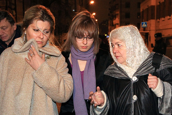 Супруга экс-главы ЮКОСа Михаила Ходорковского Инна, дочь Анастасия и мать Марина у здания Хамовнического суда Москвы после оглашения приговора.