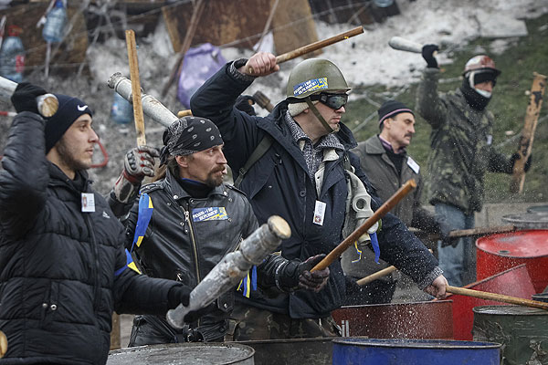 Сторонники евроинтеграции Украины на баррикадах в центре Киева.