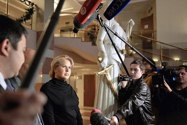 Экс-глава департамента имущественных отношений Минобороны России Евгения Васильева, одна из фигуранток по делу "Оборонсервиса", отвечает на вопросы журналистов в здании Мосгорсуда.