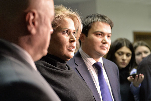 Следствие просит ограничить Васильеву в общении с представителями СМИ по вопросам ведения уголовного дела и в пользовании средствами связи, кроме как в целях общения с защитниками и представителями следственной группы. Следствие настаивает на том, чтобы Васильева не покидала квартиру без письменного разрешения следователей.