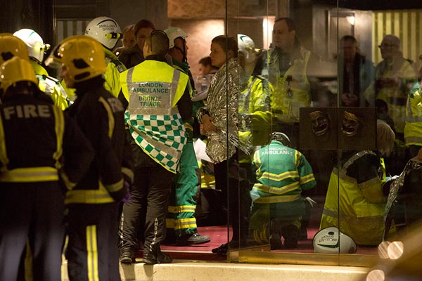 Около 90 человек пострадало в результате обрушения части крыши театра "Аполло" в центральном Лондоне.