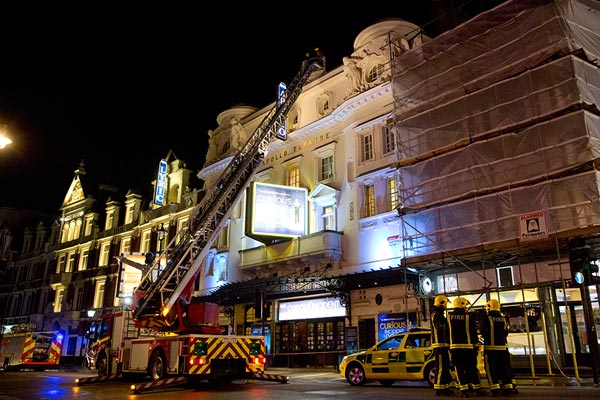 Около 90 человек пострадало в результате обрушения части крыши театра "Аполло" в центральном Лондоне.