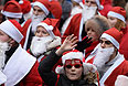 Участники костюмированного шествия Дедов Морозов в центре Москвы.