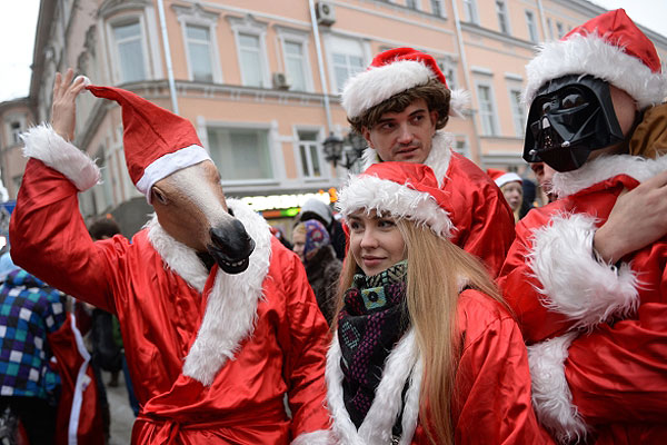 Лошадь, Дарт Вейдер и двое без масок во время флеш-моба на Кузнецком мосту.