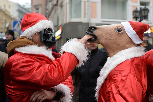 Дарт Вейдер что-то щупает во рту у Лошади - символа наступающего нового года.