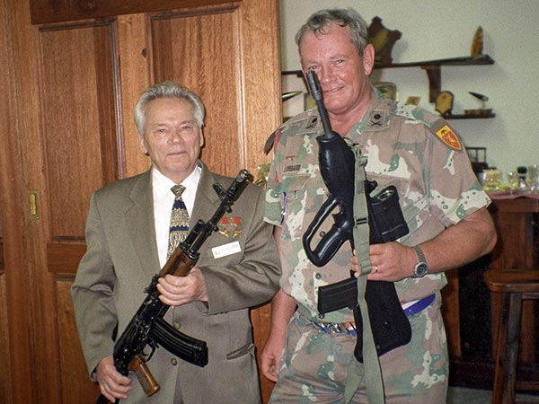 Конструктор стрелкового оружия, изобретатель автомата Калашникова АК-47 Михаил Калашников (держит в руках модель АК-47) и генерал Брайан Такер (справа), который держит в руках автомат СР-201, разработанный на базе автомата Калашникова. Оружейный завод "Вектор". Город Претория. Южно-Африканская Республика.