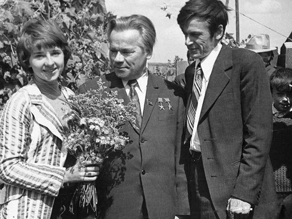 Советский конструктор Михаил Калашников (в центре) с дочерью Натальей (слева) и сыном Виктором (справа).