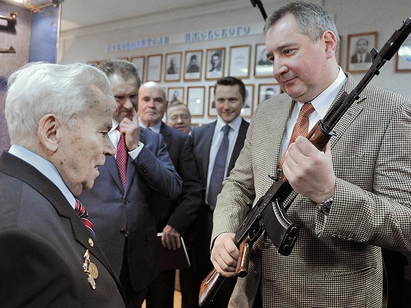 Вице-премьер РФ Дмитрий Рогозин и конструктор-оружейник Михаил Калашников (справа налево) во время посещения музея завода "Ижмаш".