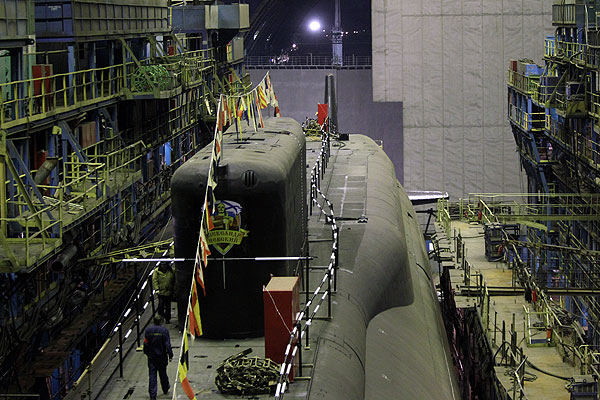 Атомный ракетный подводный крейсер стратегического назначения "Александр Невский" на стапеле завода ОАО "ПО "Севмашпредприятие".
