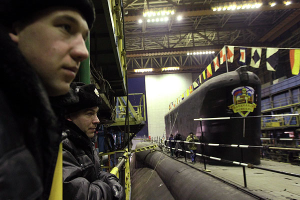 Моряки-подводники наблюдают за последними приготовлениями к сдаче в эксплуатацию атомного ракетного подводного крейсера стратегического назначения "Александр Невский".