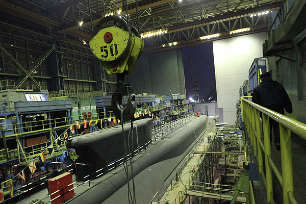 Атомный ракетный подводный крейсер стратегического назначения "Александр Невский" на стапеле завода ОАО "ПО "Севмашпредприятие".