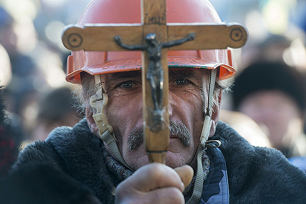 Участник акции сторонников евроинтеграции Украины "Народное вече" на площади Независимости в Киеве.