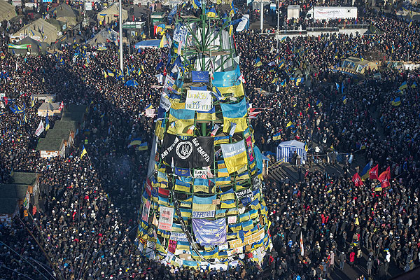 Участники акции сторонников евроинтеграции Украины "Народное вече" на площади Независимости в Киеве.