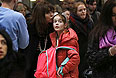Мама целует дочь на станции Пэддингтон в центральном Лондоне. Десять британских железнодорожных компаний предупредили о значительных задержках поездов в связи с упавшими на рельсы деревьями и обрушившимися линиями электропередачи.