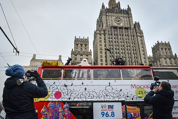 Дед Мороз совершает круг почета по Садовому кольцу.