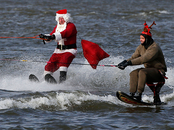 Санта-Клаус добирается по реке Потамак до Мэриленда. Второй персонаж на фото - рождественский олень.