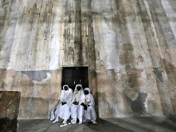 Африканские паломники в церкви Рождества Христова.