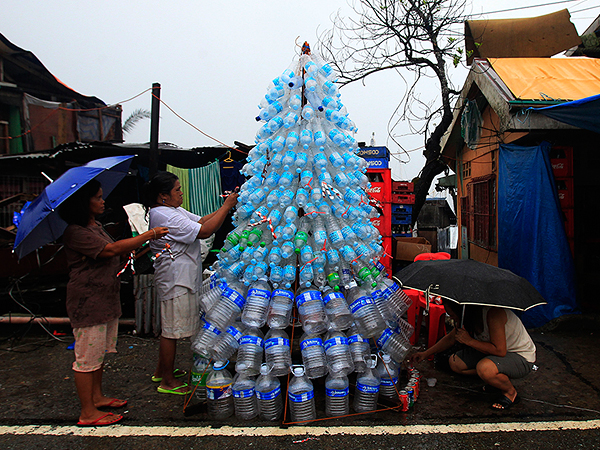 Жители Филиппин, пострадавшие от тайфуна, у импровизированной рождественской ели.