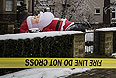 Из-за ледяного дождя и шторма в Торонто пострадал надувной Санта Клаус.