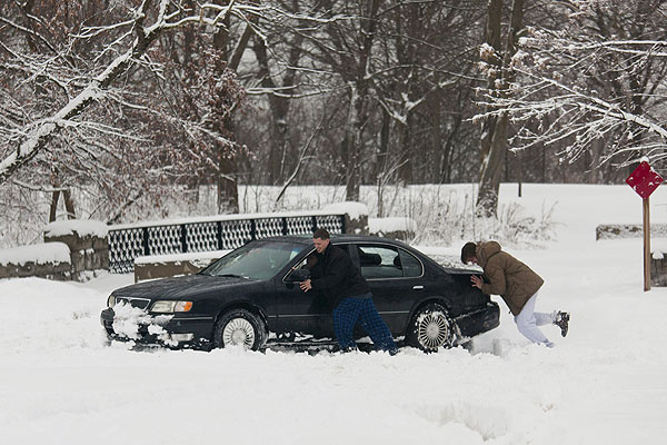Шторм спровоцировал и проблемы с движением транспорта. Нарушено дорожное сообщение между Торонто и Монреалем, Оттавой и Нью-Йорком. На дорогах выросло количество ДТП.