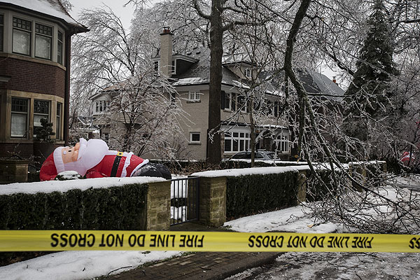 Из-за ледяного дождя и шторма в Торонто пострадал надувной Санта Клаус.
