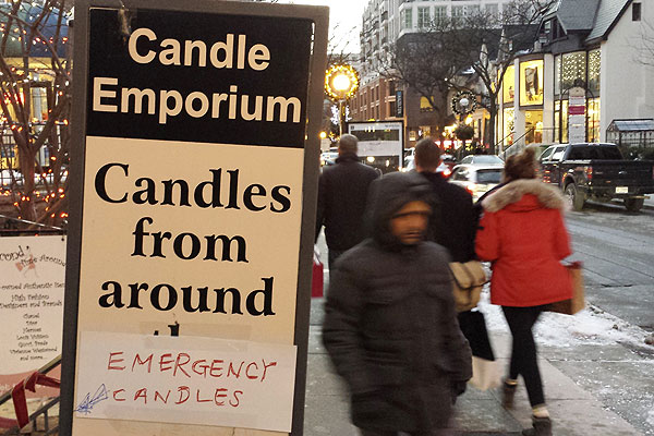 Вывеска, предлагающая приобрести свечи, на одной из улиц Торонто.