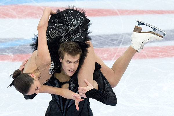 Елена Ильиных и Никита Кацалапов выступают в произвольной программе танцев на льду на чемпионате России по фигурному катанию в Сочи.