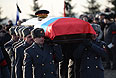 Военнослужащие несут гроб с телом конструктора стрелкового оружия Михаила Калашникова к месту захоронения на Федеральном военно-мемориальном кладбище в Мытищах.