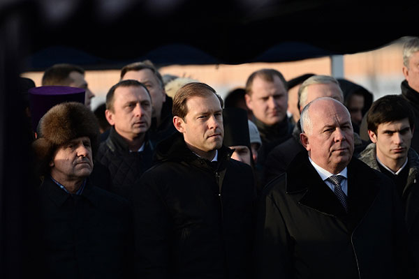 Глава Республики Удмуртия Александр Волков, министр промышленности и торговли РФ Денис Мантуров и генеральный директор Государственной корпорации "Ростехнологии" Сергей Чемезов (слева направо) во время похорон конструктора стрелкового оружия Михаила Калашникова на центральной аллее пантеона Героев Федерального военно-мемориального кладбища в Мытищах.